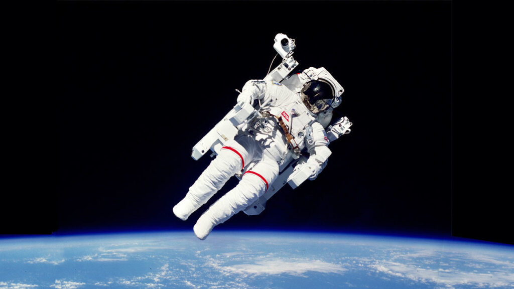 Astronauta en el espacio quedó flotando sin ataduras.
