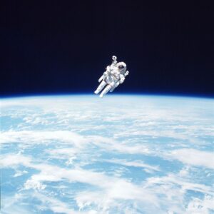 Astronauta en el espacio quedo flotando sin ataduras.