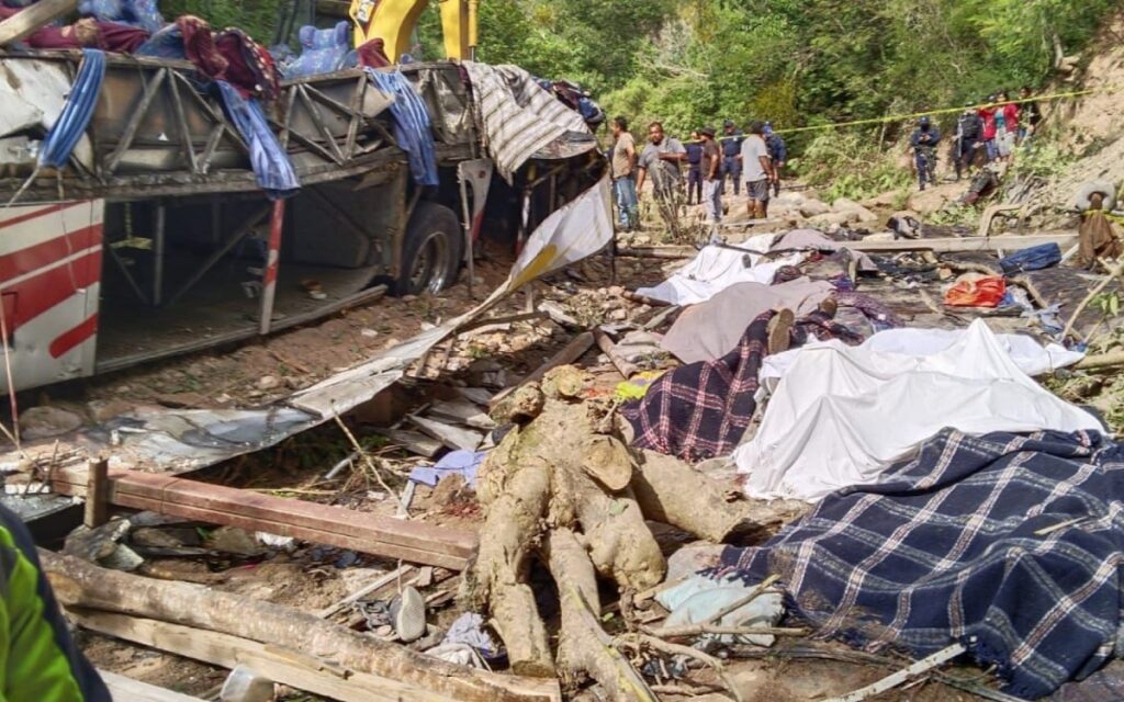 Aumenta a 29 muertos tras volcadura de autobús en Oaxaca