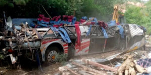 Aumenta a 29 muertos tras volcadura de autobús en Oaxaca