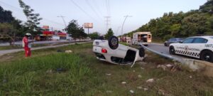 Conductor vuelca su auto en la Huayacan y muere 5