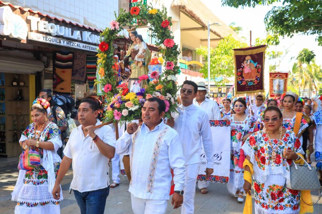 Gremio de Fundadores realizan procesión en Feria de Playa del Carmen