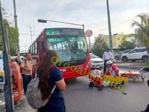 TAL VEZ TE INTERESE: Combi choca contra camión en Cancún; deja 16 lesionados

Por su parte, el chofer, fue detenido para el deslinde de responsabilidades.
Trascendió que los testigos ayudaron a la mujer hasta que llegaran las autoridades.

Momentos más tardes, medios locales indicaron que la mujer atropellada responde al nombre de Antonia Yam Pool, por lo que buscan contactar a sus familiares.
TAL VEZ TE INTERESE: Combi de Ruta 21 de Cancún choca y deja 7 lesionados
