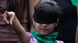 Atroz acto en Estado de México: Rocía gasolina y prende fuego a niña