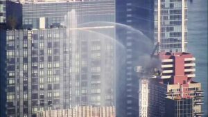 Grua se incendia y desploma en New York VIDEO