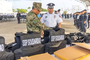 Lili Campos entrega equipo a policias de Playa del Carmen 1