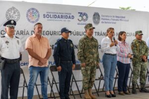 Lili Campos entrega equipo a policias de Playa del Carmen 3