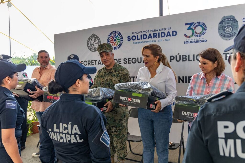 Lili Campos entrega equipo a policías de Playa del Carmen