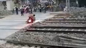 Motociclista casi muere aplastado por un tren VIDEO