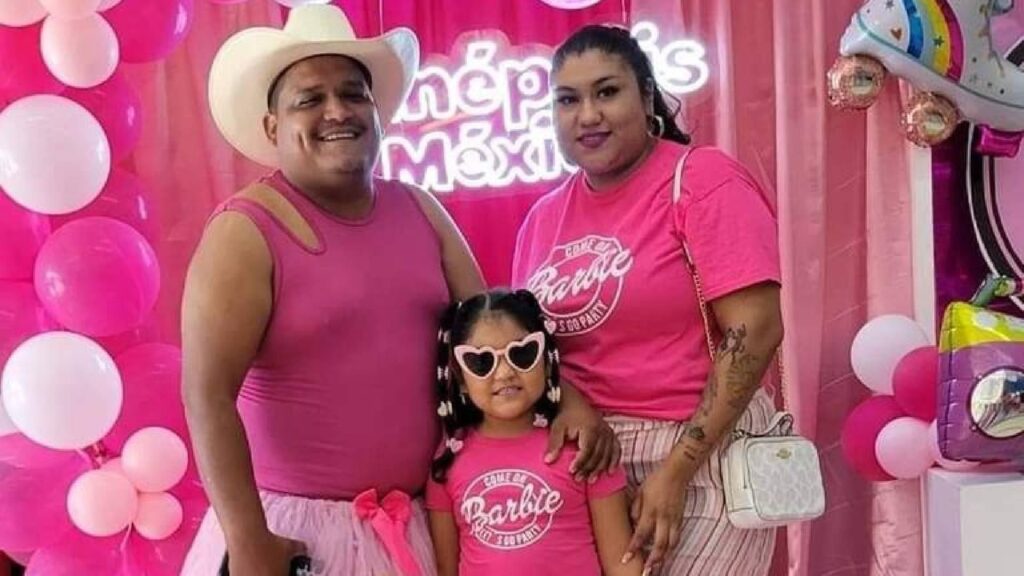 Padre viste de rosa para ir con su hija a la película de Barbie