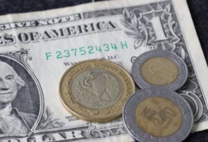 Peso mexicano por debajo de 17 unidades por dolar americano desde 2015 1