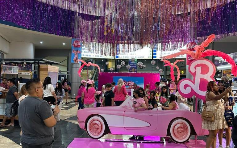Por estreno de Barbie, se pintan de rosa los cines de México (FOTOS)