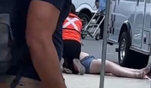 Turista muere en aeropuerto de Cancún por paro cardiorrespiratorio 