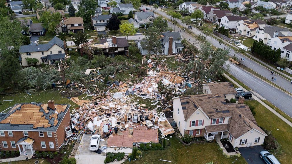 Azotan tornados áreas de Chicago; dejan a su paso daños a estructuras