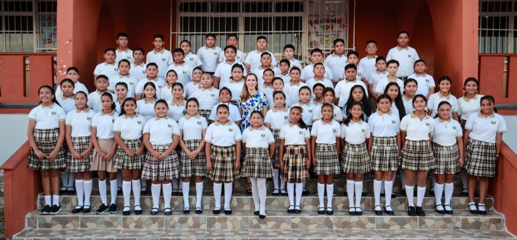 Amadrina Atenea Gómez a generación 2017-2023 de primaria "César Mendoza Santana"