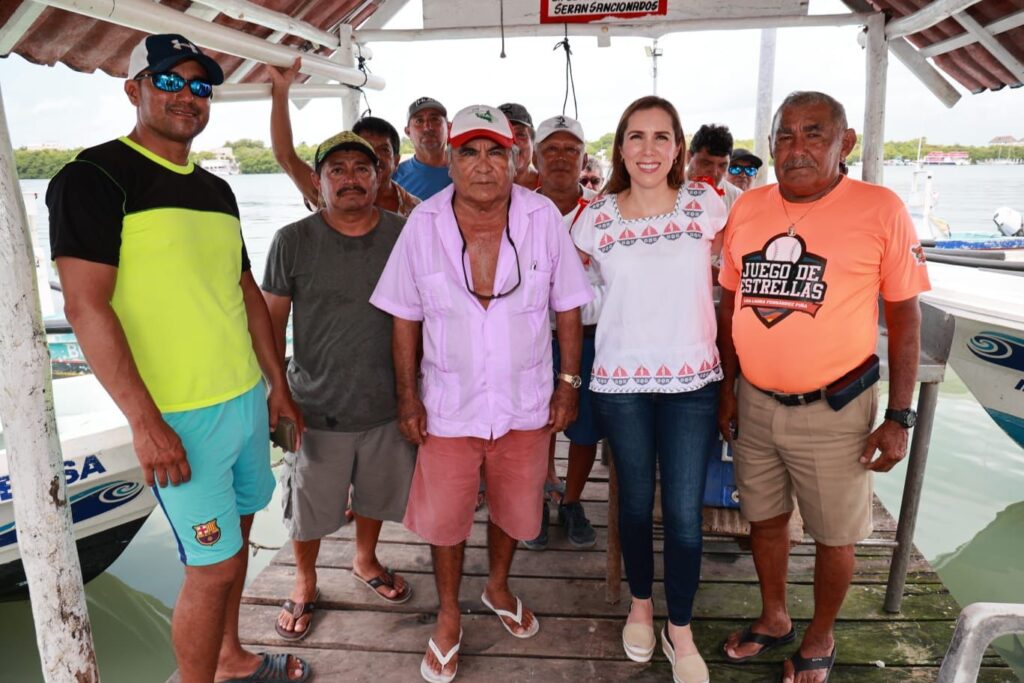 Atenea Gómez realiza entrega de apoyos económicos a pescadores de Isla Mujeres