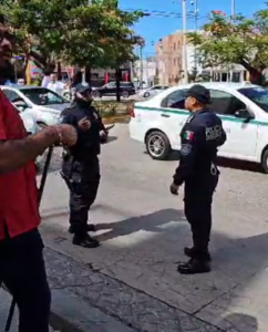 ¡Cómo siempre!, taxistas de Cancún agreden a personas en Avenida Yaxchilán