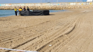 Escalofriante hallazgo en una playa de España: cuerpo de bebé procedente de naufragio