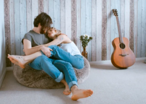 Ana y Juan

Había una vez, en un pequeño pueblo encantador, dos almas destinadas a encontrarse. Ana era una joven apasionada por la música, con una voz dulce capaz de acariciar los corazones. Juan, por otro lado, era un talentoso pintor, cuyas obras transmitían emociones tan intensas como el fuego.