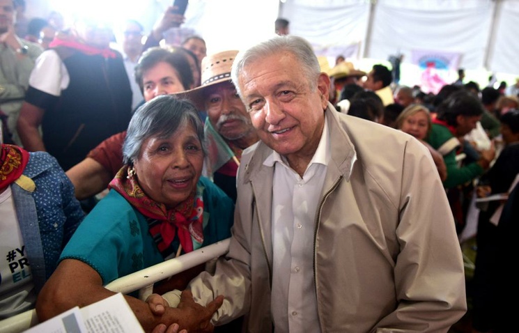 ¡Entrega documentación! AMLO restituye tierras a campesinos de San Salvador Atenco