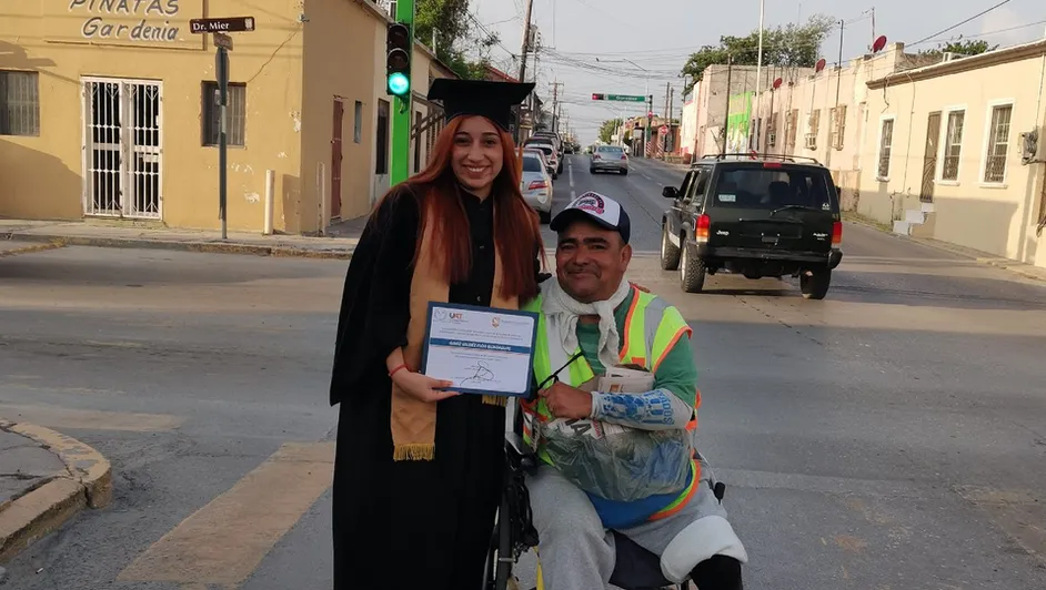 ¡Viral! Joven agradece a su papá por vender periódicos para lograr su título universitario