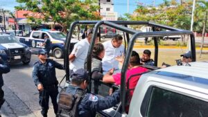 Cancún: Taxistas detenidos, se burlan tras agredir a camioneta que transportaba turistas 