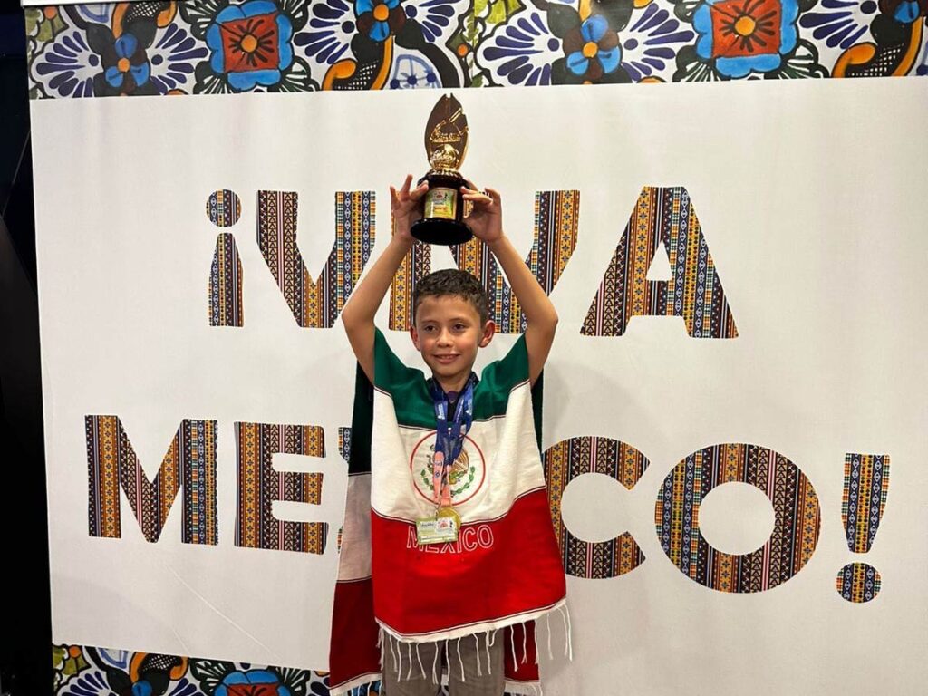 ¡Orgullo mexicano! Niño de primaria gana competencia de aritmética en Malasia