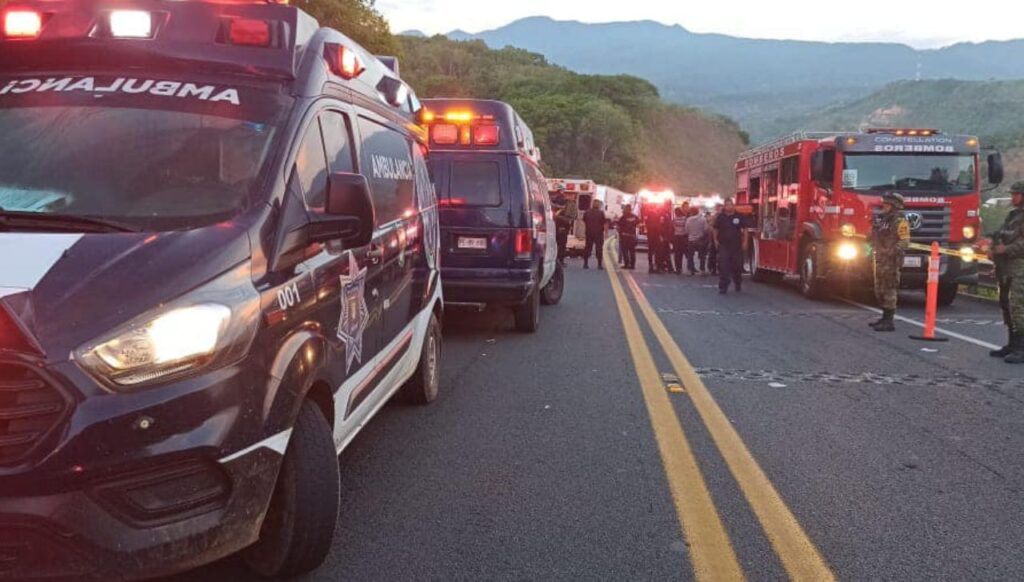 15 muertos en caida de camion en un barranco en Tepic 1