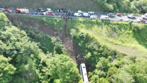 15 muertos en caida de camion en un barranco en Tepic