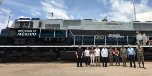 AMLO presenta emblemática locomotora del Tren Interoceánico