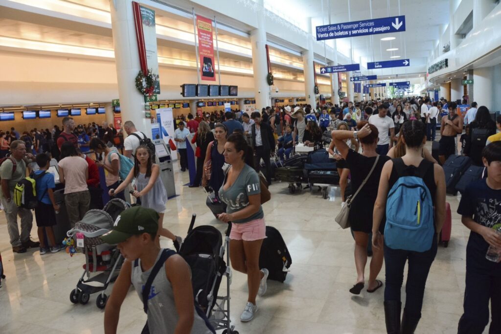 Hoteleros de Cancún exigen detener abusos de agentes de migración en el aeropuerto