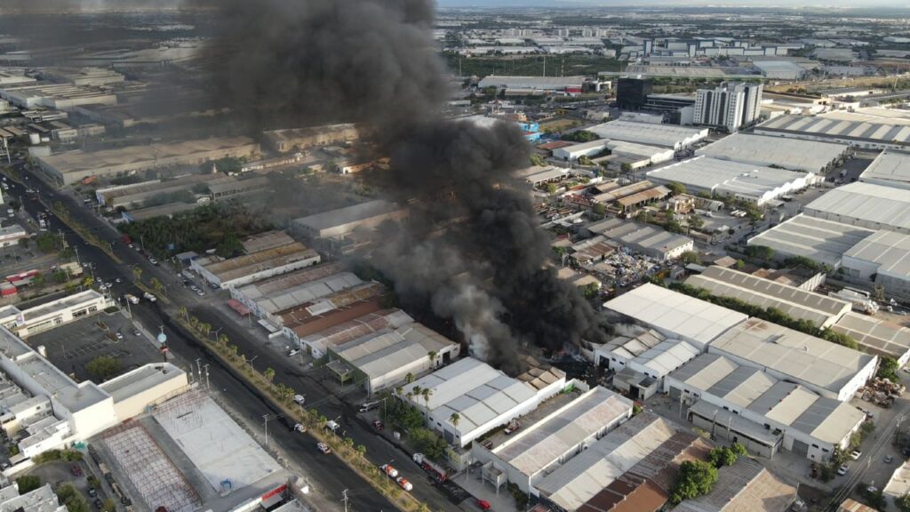 Bodegas en Apodaca son consumidas por incendio (VIDEO)