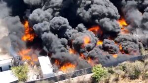 Bodegas en Apodaca son consumidas por incendio VIDEO