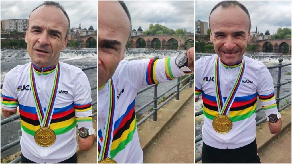 Ciclista paralímpico sin manos recibe un reloj de premio