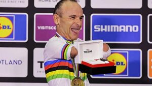 Ciclista paralimpico sin manos recibe un reloj de premio