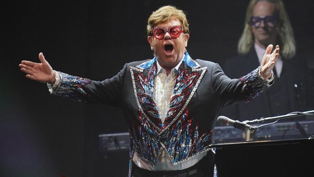 Elton John fue hospitalizado de emergencia en Francia