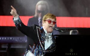 Elton John fue hospitalizado de emergencia en Francia