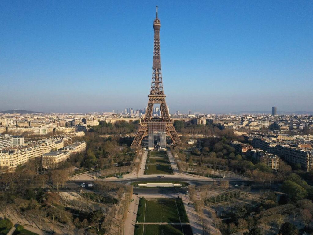 Hombre es detenido por saltar de la Torre Eiffel en paracaídas