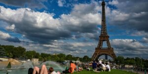 Hombre es detenido por saltar de la Torre Eiffel en paracaidas