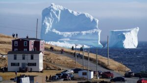 Iceberg llega a la isla canadiense de Terranova VIDEO