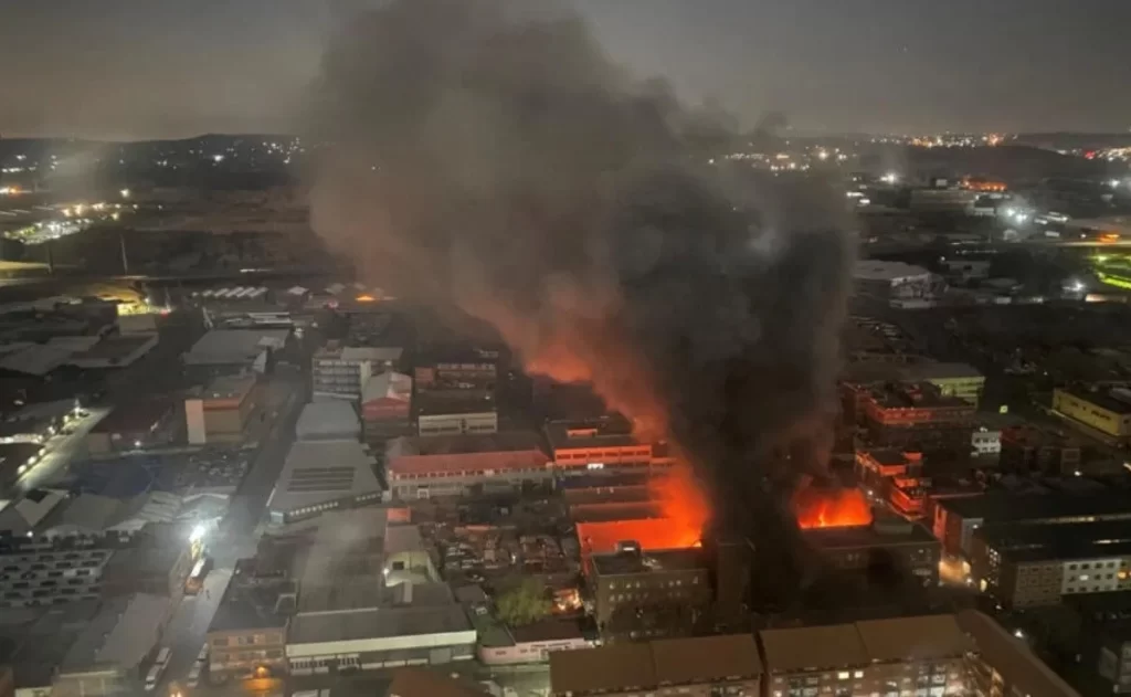 Incendio en Sudáfrica deja más de 70 muertos (VIDEO)