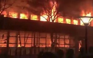 Incendio en Sudafrica deja mas de 70 muertos VIDEO