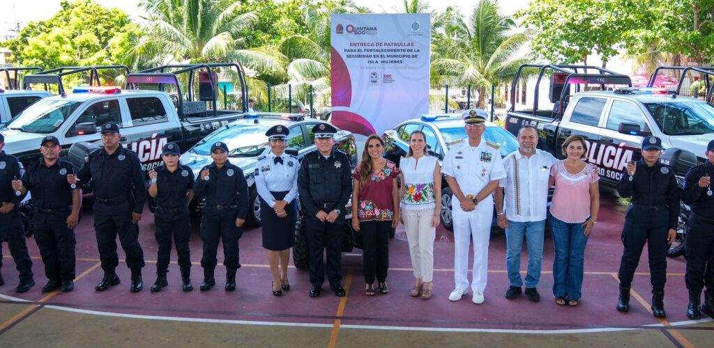 Mara Lezama entrega a Isla Mujeres 15 nuevas unidades para seguridad