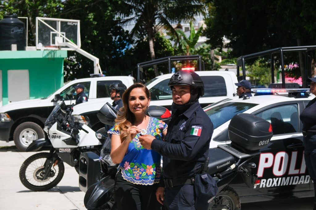 Mara Lezama hace entrega de patrullas nuevas a Puerto Morelos