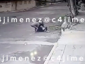 Mujer es asaltada y azotada en el piso en un asalto en Ciudad Neza