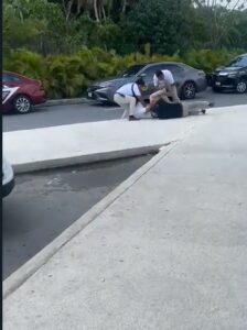 Transportistas se agarran a golpes en el aeropuerto de Cancún (VIDEO)