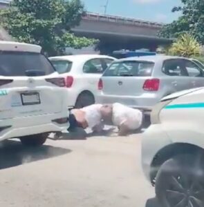 Taxistas de Playa del Carmen se agarran a golpes en vía pública (VIDEO)