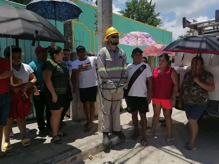 Vecinos enojados amarran a trabajador de CFE en Valladolid