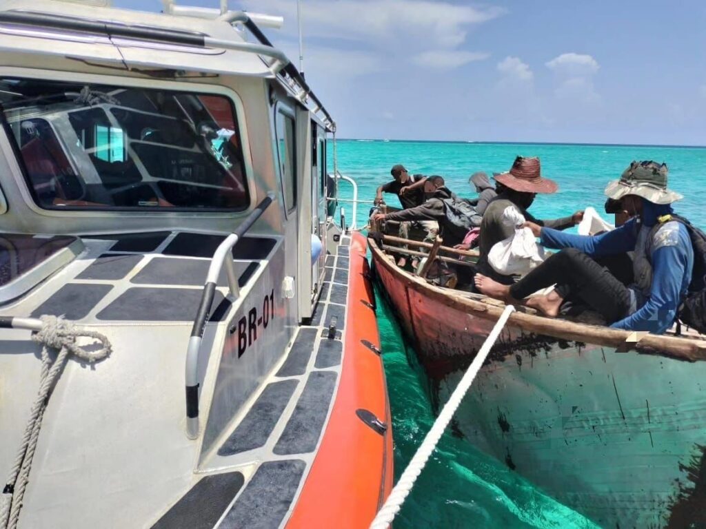 Marina rescata embarcación con 12 cubanos en Zona Hotelera Cancún 