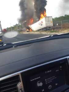 Tráiler se incendia en el bulevar Colosio, cerca del aeropuerto de Cancún 